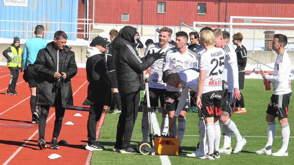 Motala AIF, här under en skadepaus under matchen hemma mot Sollentuna, har en del att fundera på inför påskens östgötaderby borta mot Sylvia i Norrköping.