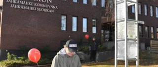 Obelisk invigd av Rädda Barnen