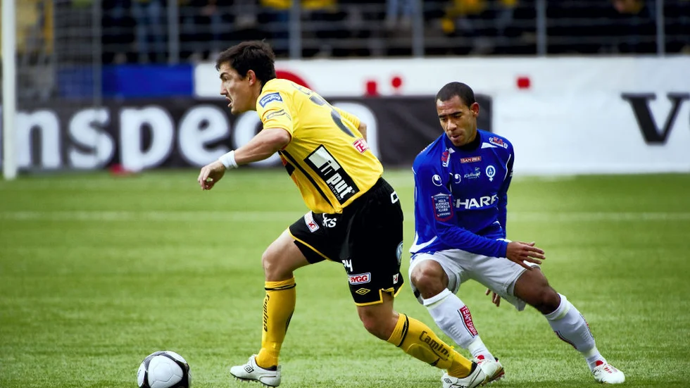 Tvåmålsskytten Stefan Ishizaki steget före ÅFF-mittfältaren Bruno Marinho.