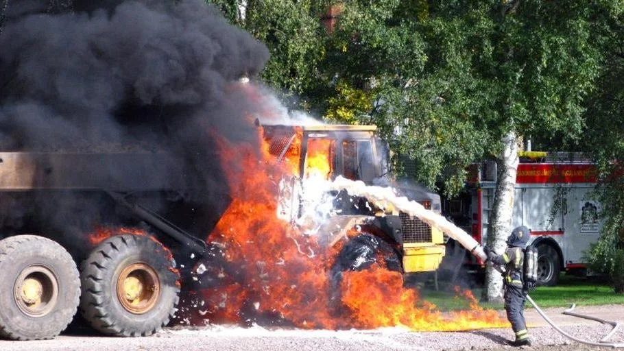 När branden var släckt fick räddningstjänsten ta hand om ett utsläppa av hydraulolja.