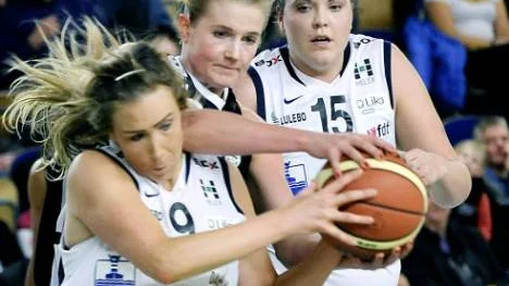 Emma Nilsson och Jenny Andersson får inte fatt i bollen. Luleå Basket gjorde ett riktigt bottennapp borta mot Sundsvall.
