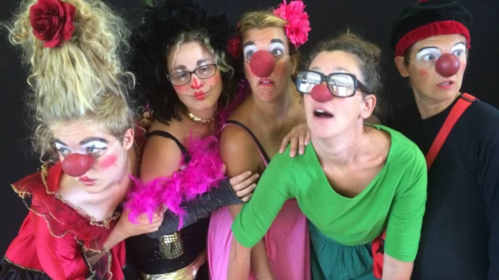 Röda näsor. Anne Kjaer Waehrens Waehrens, Camille Hadjadj, Kajsa Jonasson, Lena Ilmarson och Anna Wik spelar varsin clownkaraktär.
