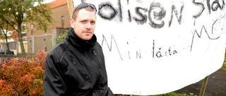 Demonstrerar utanför polishuset