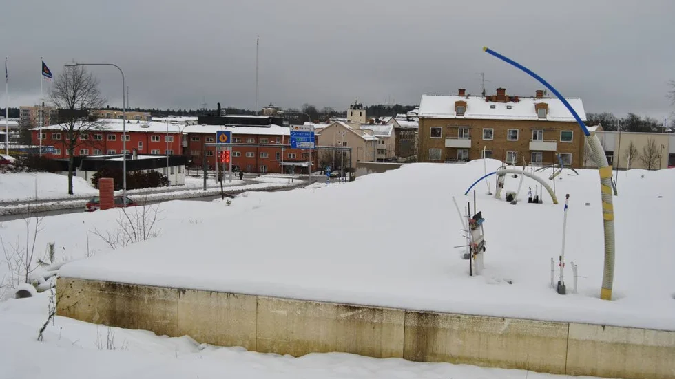 "Skräptomt". I kvarteret Lärdomsljuset i Mjölby har bygget stått still i nästan fem år. Kommunen vill ha besked från ägaren.