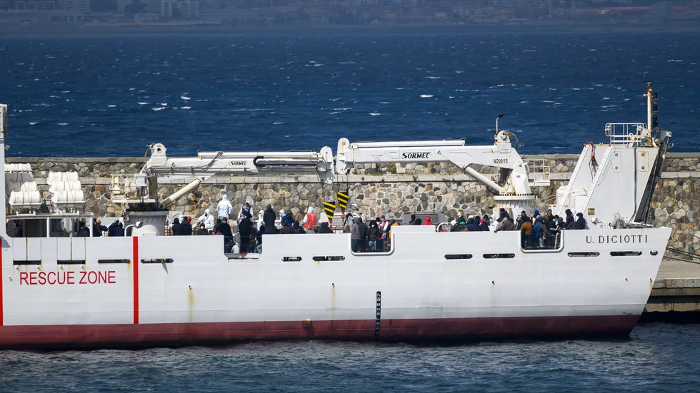 Migranter ombord på en italiensk kustbevakningsbåt i södra Italien i våras. Arkivbild.