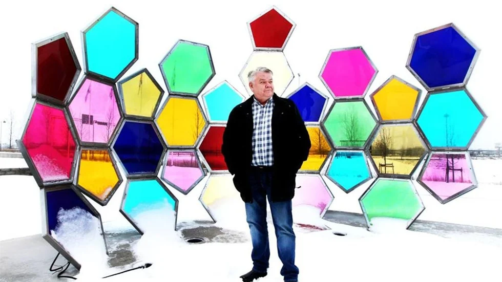 Fotograf Göran Billeson ser bilder överallt. Det är en yrkesskada, säger han. Så är det också Billeson själv som valt bildvinkeln åt forne Correnkollegan Jigerström. Konstverken intill Linköpings fotbollsarena heter "En mångfalds fysik" av Arijana Kajfes.