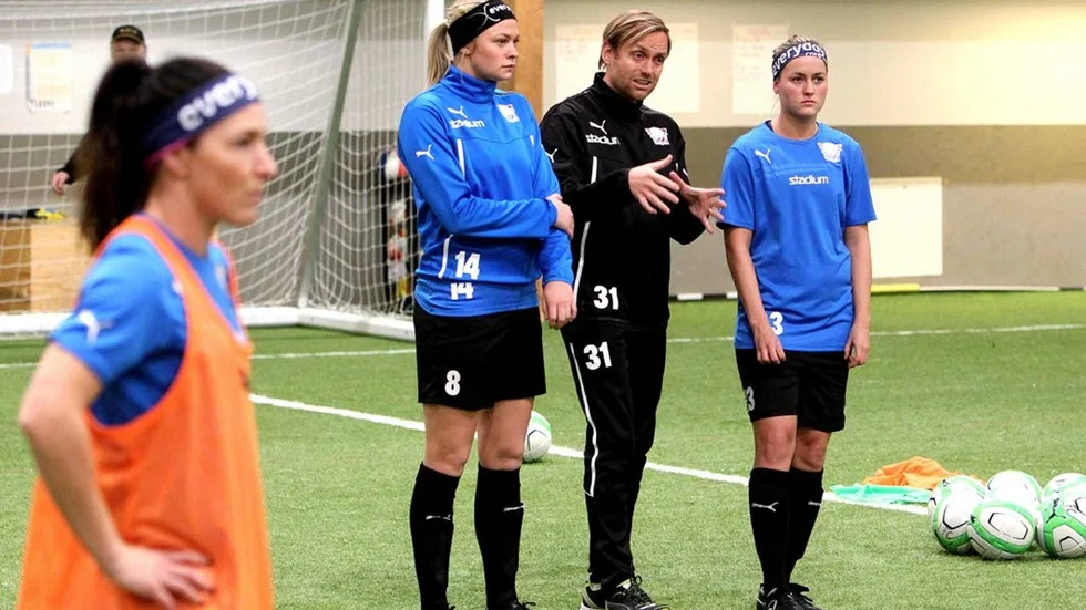 Tränare Martin Sjögren instruerar sina nyförvärv Fridolina Rolfö och Kristine Minde under årets första träning.