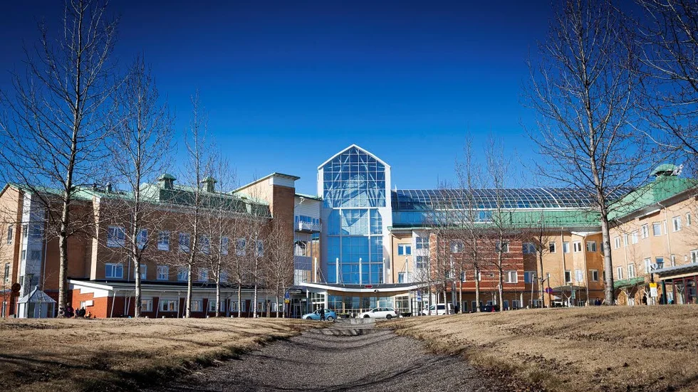 VÅRDAS. 75-åringen är inlagd på intensivvårdsavdelningen på Sunderby sjukhus för lindriga skador.