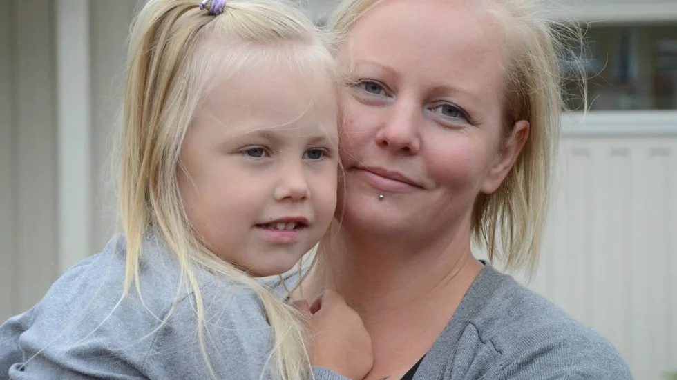 HOPP. Lilly tillsammans med mamma Rebecka Hedman, som hoppas att kommunen kommer att erbjuda nattis i höst.