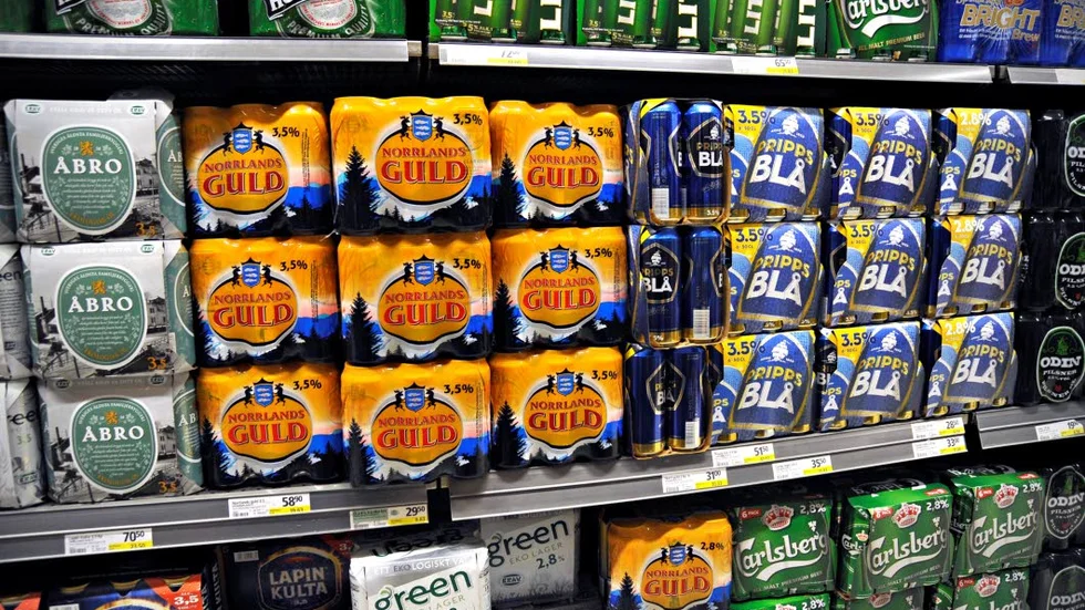 Öl. I svenska mataffärer finns bara folköl. Finländska kan snart sälja starköl.