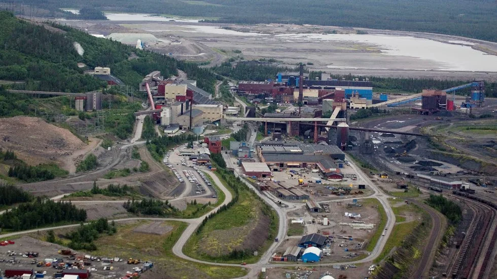 En anställd på Vitåfors industriområde föll i dold vägbrunn.