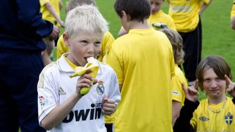 Påfyllning. Även en dribblingskonstnär behöver sina vitaminer om han ska nå någonstans. "Jag ska bli fotbollsproffs i Real Madrid", säger Oskar Fältros.