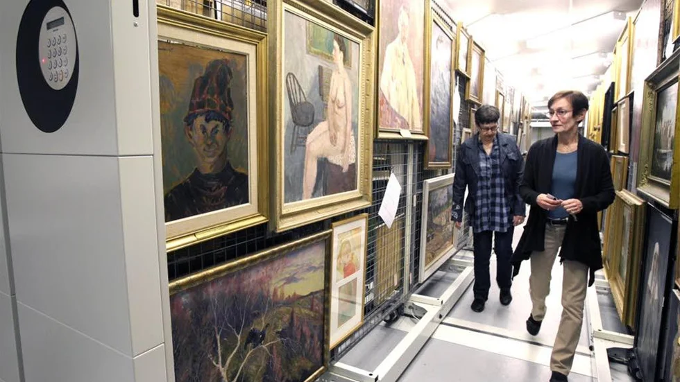 Så här fin ordning ska det vara i ett magasin, tycker Viola Edström och Inger Lindström på Östergötlands museum.