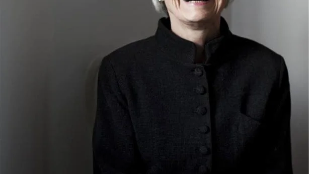 Monica Lauritzen har varit docent i engelskspråkig litteratur vid Göteborgs universitet. Hon har även arbetat som kulturproducent på Sveriges Radio.