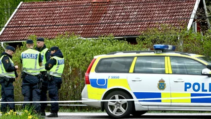 OMBERG 20120511
Dagen efter mordet vid Omberg.
Vid 19.30-tiden pÃ¥ torsdagskvÃ¤llen hittade en hundpatrull en dÃ¶d man vid en privat fastighet intill riksvÃ¤g 50 vid Omberg.
- Vi kan bekrÃ¤fta att han legat i en brunn, sÃ¤ger polisens presstalesman Erik Thulin till Corren.
Bild Jeppe Gustafsson