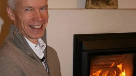 Lars Ejeklint från Vattenfall i Luleå har arbetat med energifrågor i cirka 30 år. Nu tipsar han tv-tittarna om hur man sparar energi på ett enkelt sätt. Foto: Vattenfall