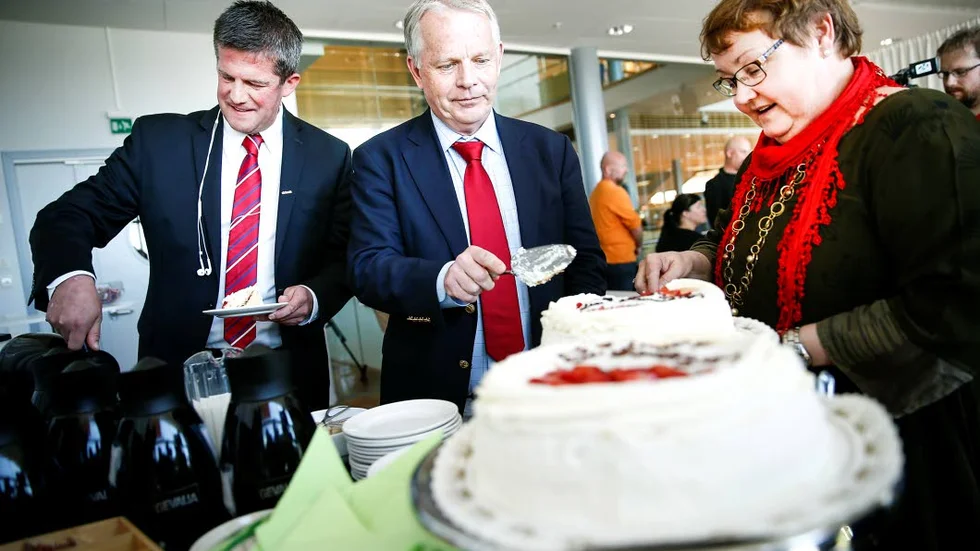 RIKSHEM. Affären mellan kommunen och Rikshem innebar att bolaget köpte 1?600 lägenheter. Här ska Ilija Batljan och Jan-Erik Höjvall från Rikshem precis fira med Yvonne Stålnacke (S) då allt presenterades förra året.