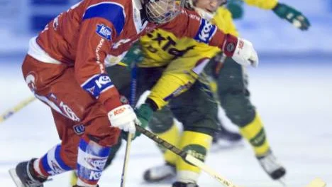 Micha Zaletaev gjorde ett av målen när Kalix P19-lag vann den andra SM-semifinalen mot Vetlanda med 7-2. Nu väntar final på Studenternas IP på lördag.