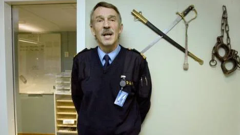 Vakthavande polisbefäl Erik Kummu är starkt kritisk till hur socialen i Luleå arbetar. Han berättar om flera fall där socialen inte haft tid att hjälpa ungdomar. Erik Kummu säger att det fungerar bra i alla andra kommuner i länet - utom i Luleå Foto: GÖRAN STRÖM FOTO: Göran Ström