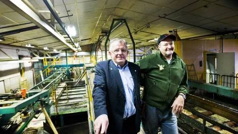 Bengt-Olov Innala och Tommy Österberg hoppas att såghuset snart ska komma till användning igen. FOTO: Jonas Lindsköld