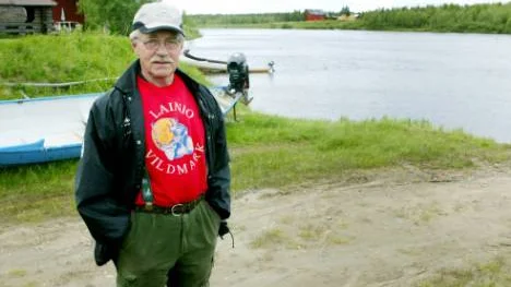Turistföretagaren Roland Henriksson som driver Lainio vildmark tog hand om de två finska turisterna som klarade sig bäst efter blixtnedslaget. Händelsen inträffade vid det tillfälliga lägret två mil uppströms efter Lainioälven. FOTO: HANS STERNLUND