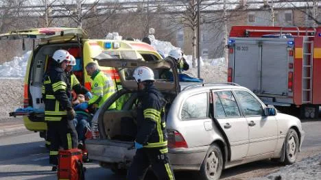 En kvinna fördes till Sunderby sjukhus efter att hennes fordon blivit påkört av en annan bil bakifrån. Påkörningen tog i bakre fronten på bilen.