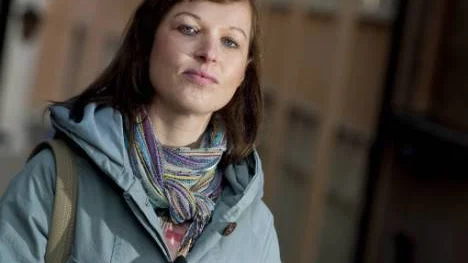 Alexandra Ramnewall är tjejen bakom Mitt piano. Nu släpper hon debutskivan "Allt ljus på mig".