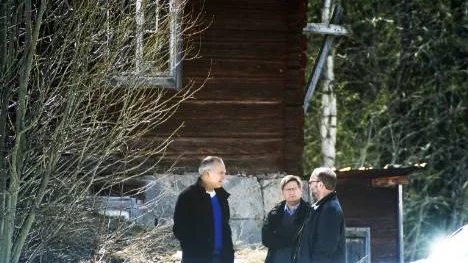 Kaj Linnas advokat Johan Eriksson,tv, tillsammans med vice chafsåklagare Thomas Ennefors och chefsåklagare Håkan Nyman. I bakgrunder ser man taket som mördaren stod på när han klättrade in genom gluggen. Foto: PÄR BÄCKSTRÖM FOTO: Pär Bäckström