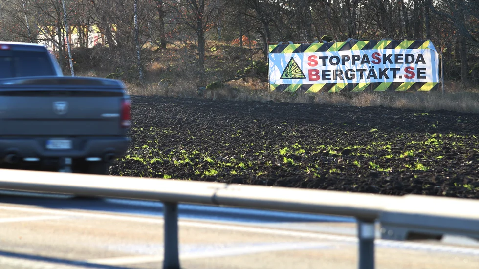 De boende i Skedabygden kämpar för att slippa få en bergtäkt som granne. Över 120 inlagor har skickats till domstolen.