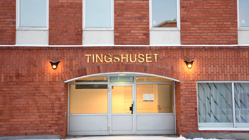 En man i 35-årsåldern, skriven i Kiruna kommun, står åtalad för grovt barnpornografibrott. När Gällivare tingsrätt kallade honom till förhandlingar i Kiruna så uteblev han, för andra gången. 