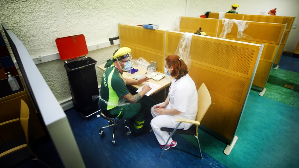Ivasköterskan Hanna Värnholm blev först ut att vaccineras av ambulanssjuksköterskan Jockum Nörgaar förra veckan. Nu ifrågasätter personal på bland annat akuten varför chefer prioriterats i kön.