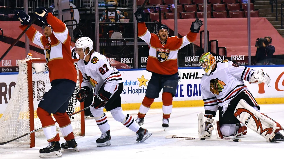 Floridas Patric Hörnqvist, till vänster, jublar tillsammans med lagkamraten Jonathan Huberdeau, i mitten. Chicagos svenske back Adam Boqvist (nummer 27) skrinnar vidare.