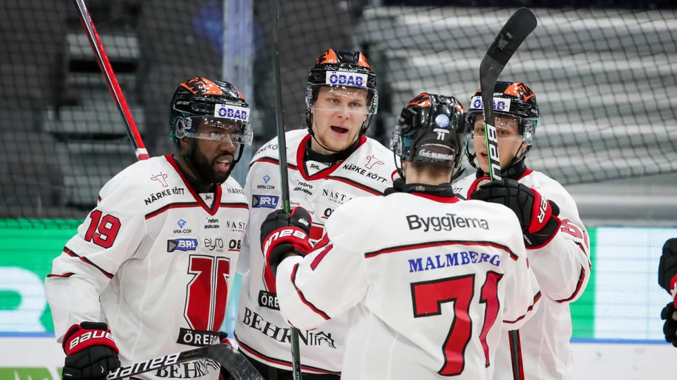 Örebros Rodrigo Abols, i mitten, jublar tillsammans med sina lagkamrater efter 3–0-målet.