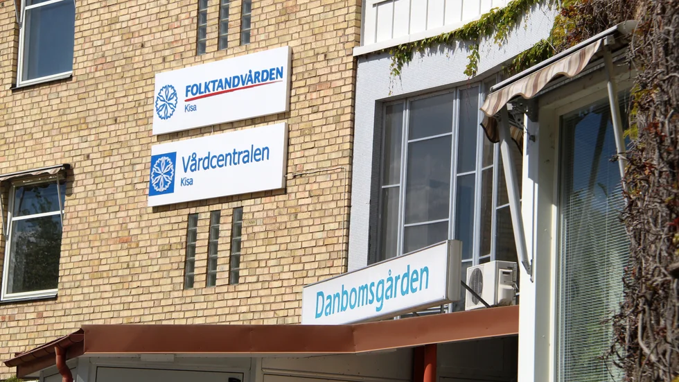 Kvinnan sökte vård på Kisa vårdcentral, men uppmanades att stanna hemma, enligt anmälan till Ivo.