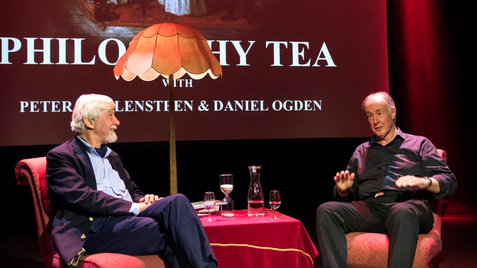 Professor Peter Wallensteen och forskaren Daniel Ogden i ett av sina lärda men lättsamma samtal som sker på engelska.