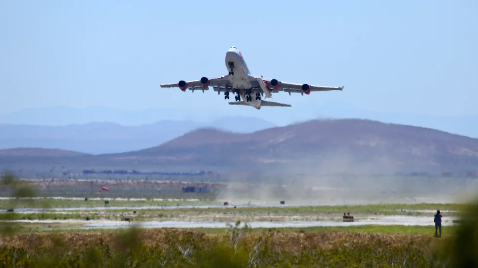 Virgin Orbits modiferade Boeing 747, som döpts till "Cosmic Girl", ska ta en raket mot atmosfären. Bilden är tagen vid förra årets uppskjutningsförsök.