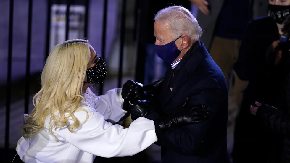 Lady Gaga och Joe Biden vid ett kampanjmöte dagen före presidentvalet i november. Arkivbild.