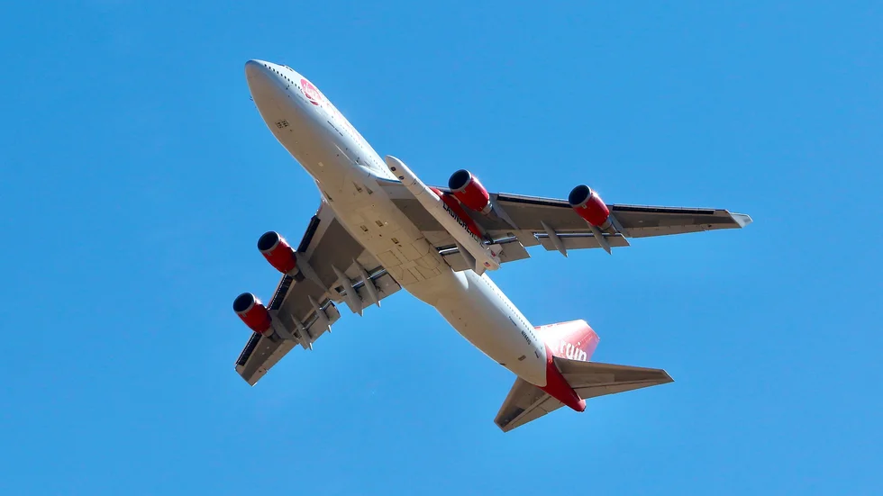 Virgin Orbits modiferade Boeing 747, som döpts till "Cosmic Girl", på väg mot att ta en raket mot atmosfären under söndagen.