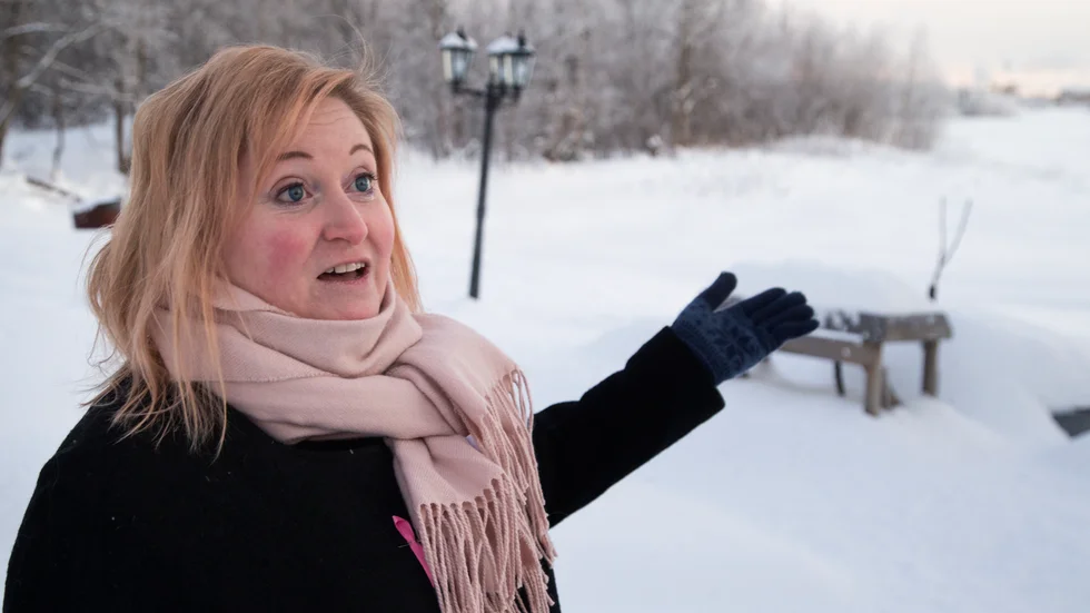 Den nya detaljplanen kan innebära att Jeanette Synnergren får hamnverksamhet väldigt nära sin fastighet. Redan nu är bullret störande, men eftersom kommunen vägrar lösa ut henne så har hon och grannarna överklagat detaljplanen.