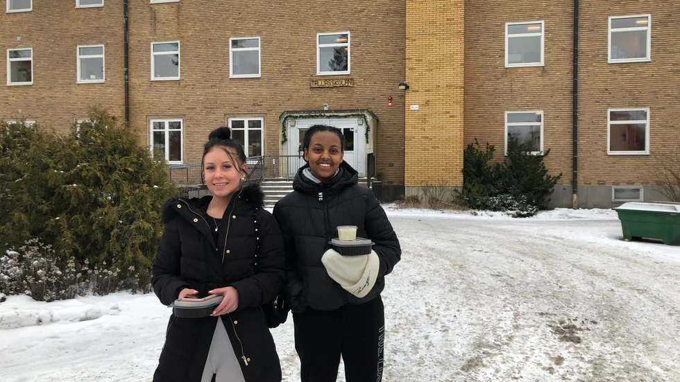 Rosanna Lindahl (till vänster) och Debora Abraham har precis hämtat ut dagens matlåda. Fisk och potatis, som de båda tycker ska bli väldigt gott.