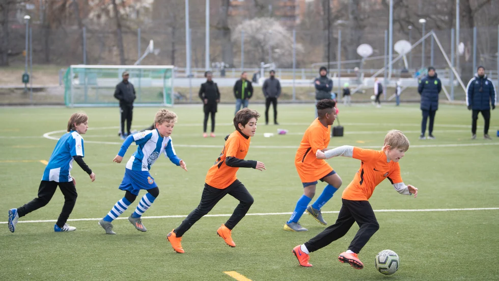 Utdrag ur belastningsregistret får inte bli enda kontrollen av tränare som arbetar med barn. 