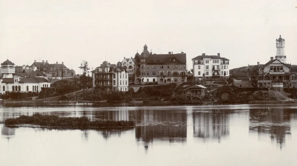 Till vänster kuranstaltens huvudbyggnad, i mitten hotell och pensionaten, till höger Grand Restaurang Kneippbaden.  