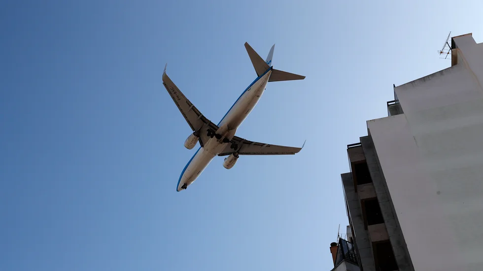 Ett KLM-plan går in för landning i Lissabon. Arkivbild.