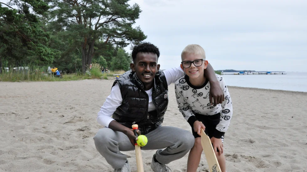 17-åriga Hamse och 10-åriga Noah har båda åkt med badbussen idag. 