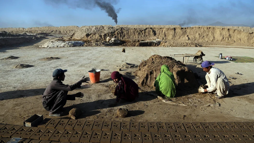 Barn arbetar i en tegelfabrik i utkanten av Afghanistans huvudstad Kabul. Arkivbild från 2019.