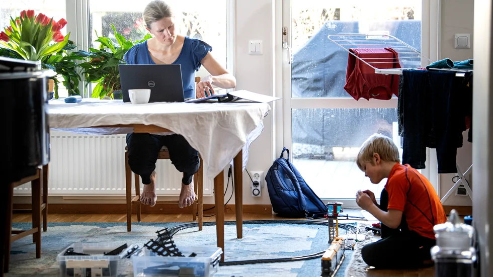 Hemarbete är knappast en universallösning som alla trivs med. Och med tanke på den teknikoptimism som råder i Sverige finns det skäl att vara försiktig med totala omställningar, skriver ledarskribenten.
