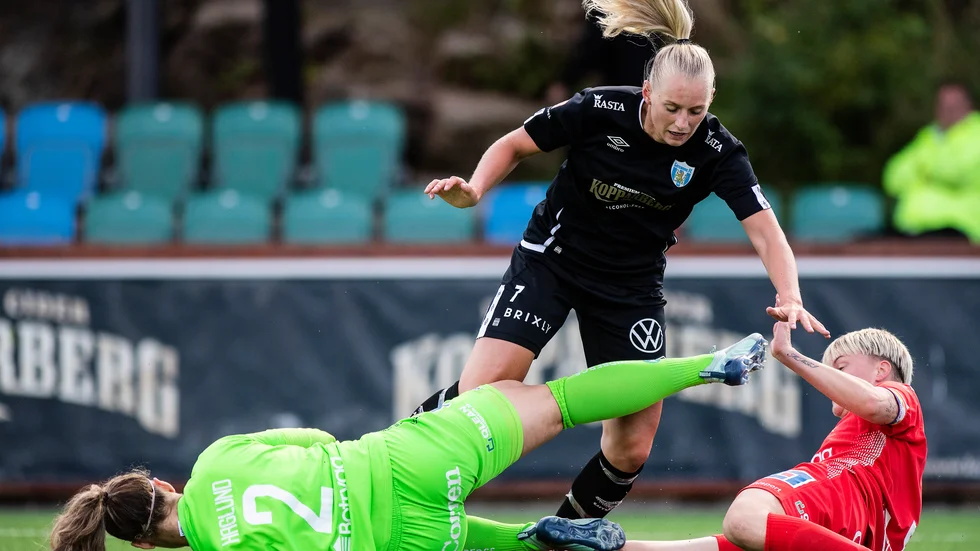 Stina Blackstenius i duell med Matilda Haglund och Nilla Fischer.