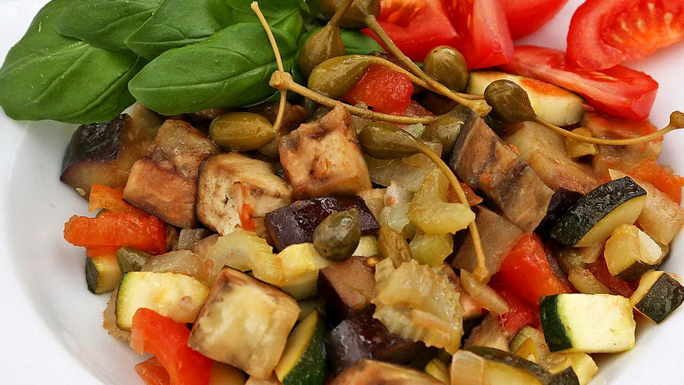 Caponata är en siciliansk grönsaksrätt som gör sig bra med bröd.