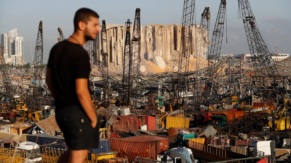 En man blickar ut över förödelsen efter tisdagens explosioner som förstörde stora delar av Libanons huvudstad Beirut.