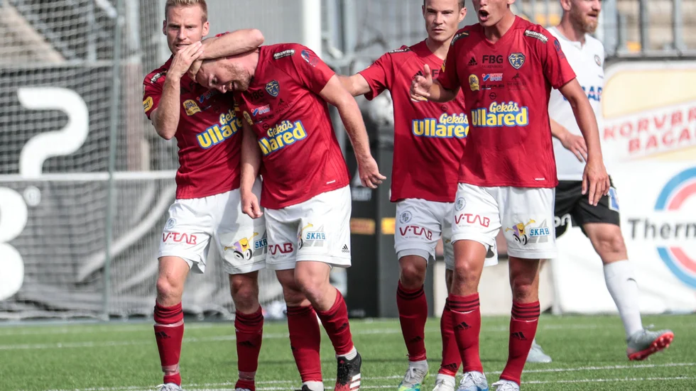 Falkenbergs Christoffer Carlsson kramas om efter straffmålet till 2–1 i 89:e minuten mot Örebro.